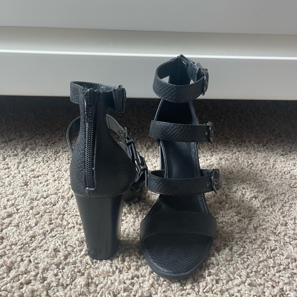 these heels are perfect to complete your outfit for a night out!!